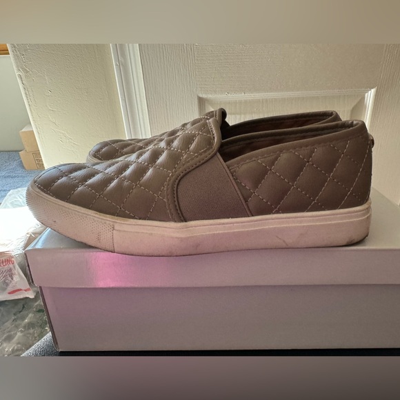 EUC Steve Madden Tan Slip On Sneakers in Size 7 - Picture 5 of 7